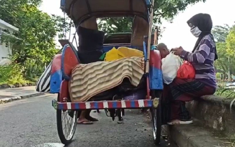 Ganjar Sesalkan Viralnya Keluarga Hidup Menggelandang di Becak
