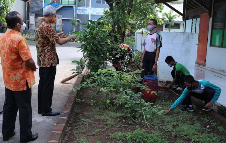 Jelang Pembelajaran Tatap Muka, Ganjar Cek SOP Protokol Kesehatan SMK Negeri Jateng