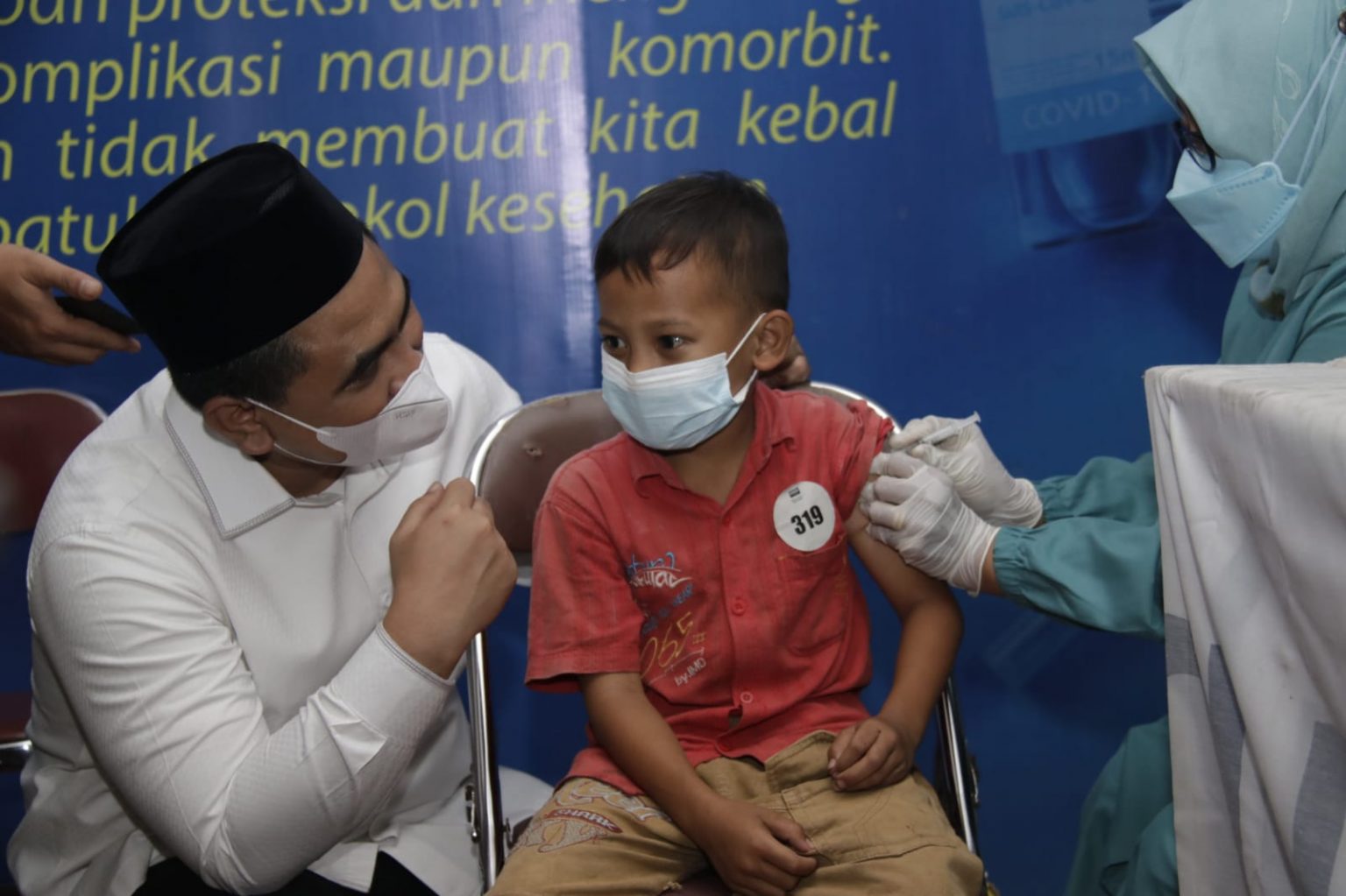 Vaksinasi di Kudus, Siswa SD Ini Beruntung Didampingi Gus Yasin dan Dihadiahi Sarung
